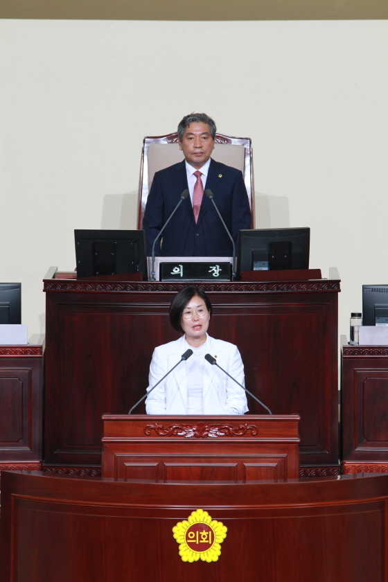 NSP통신-17일 제329회 임시회 제2차 본회의에서 김인순 도의원이 발언하고 있는 모습. (경기도의회)