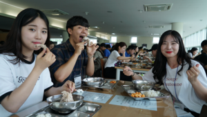 [NSP PHOTO]동국대학교 경주캠퍼스 초복 삼계탕 먹방