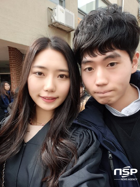 NSP통신-노지은 씨의 졸업식에서 동생 노준서 씨와 기념촬영한 장면). (경일대)