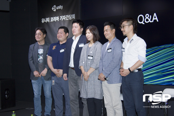 NSP통신-유니티 코리아 김인숙 대표를 비롯해 관계자들이 모여 단체 촬영을 하고 있다.