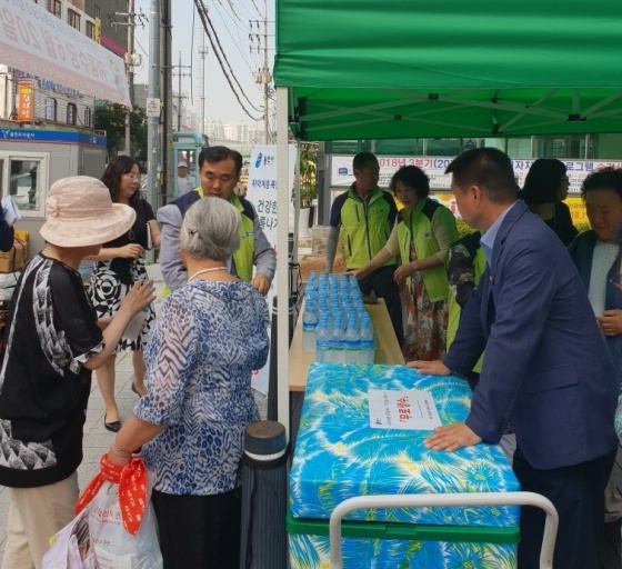 NSP통신-용인시 기흥구 신갈동 취약계층 폭염대비 무료생수 지원 행사 모습. (용인시 신갈동)