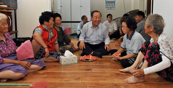 NSP통신-▲황선봉 예산군수가 독거노인공동생활제 2개소를 직접 방문해 어르신들의 건강을 살폈다. (예산군)