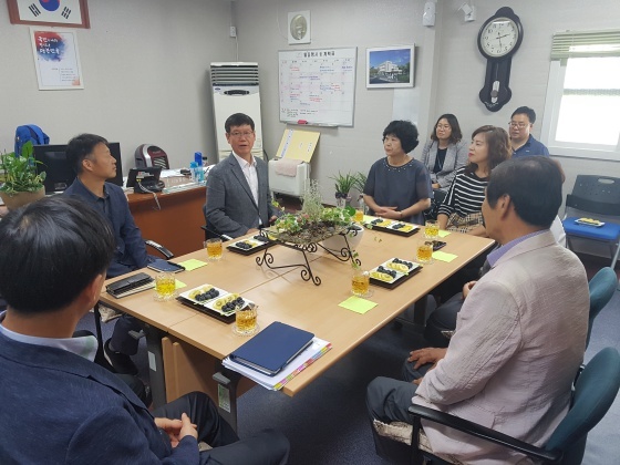 NSP통신-이동무 구청장이 서농동주민센터를 방문해 직원, 단체장들과 대화를 나누고 있다. (용인시 기흥구)