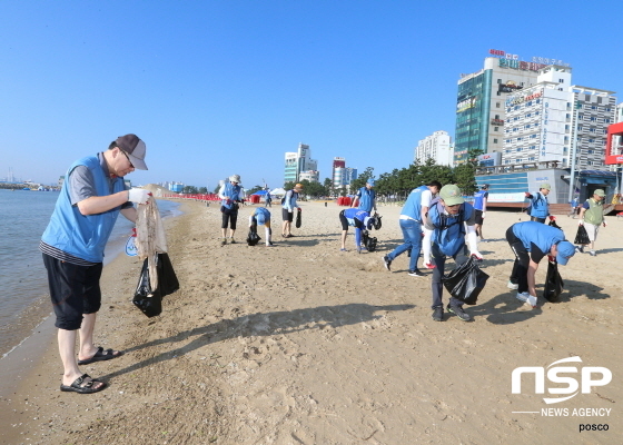 NSP통신-포항체철소 봉사단이 포항국제불빛축제를 앞두고 송도와 영일대 해수욕장 등 관광명소 일대를 청소하는 봉사 활동을 펼치고 있다. (포항제철소)