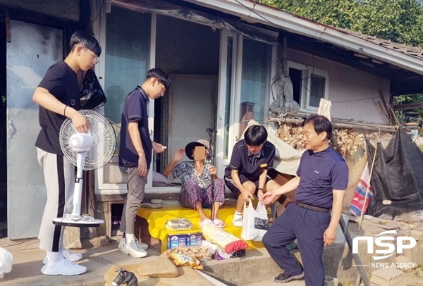 NSP통신-장성고 학생들이 최근 장성군 관내 어르신들을 찾아 생활용품을 전달하고 있다. (장흥군)