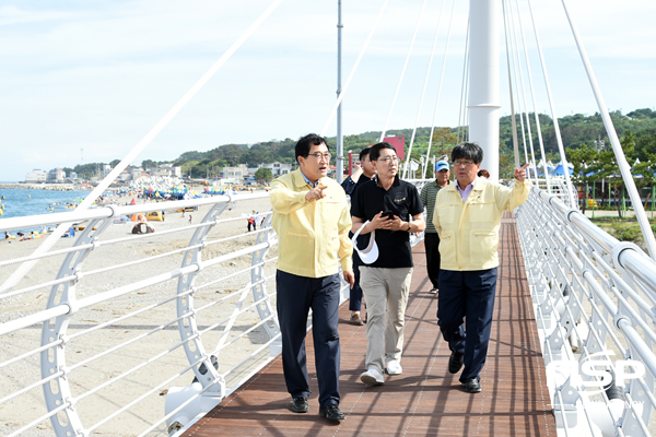 NSP통신-주낙영 경주시장이 지난 22일 감포지역 일대 해수욕장을 찾아 안전 점검을 하고 있다. (경주시)