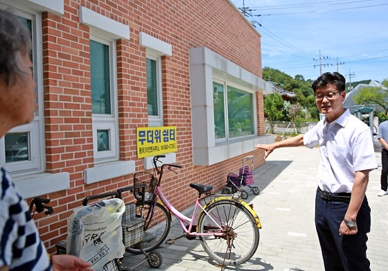 NSP통신-▲김정섭 공주시장이 무더위쉼터를 찾아 어르신들의 불편사항을 청취했다. (공주시)