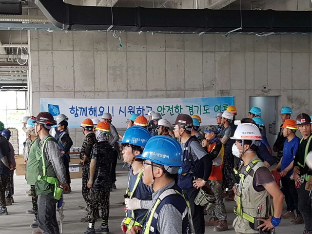 NSP통신-24일 건축공사 현장에서 건설근로자를 대상으로 폭염대비 안전 캠페인이 열렸다. (경기도)