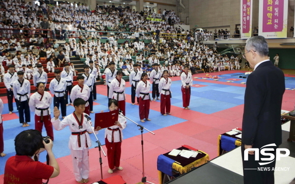 NSP통신-시범을 보이고 있는 계명문화대학교 태권도 시범단. (계명문화대학교)