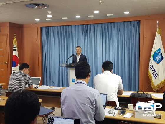 NSP통신-김남준 언론비서관이 이재명 경기도지사를 대신해 기자회견을 하고 있다. (민경호 기자)