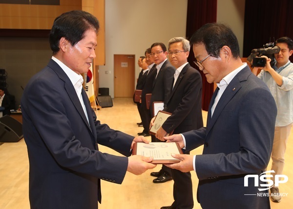 NSP통신-김일수 농협 광주지역본부장(사진 오른쪽)이 최근 김병원 농협 중앙회장으로부터 1위 달성패를 받고 있다. (농협 광주본부)