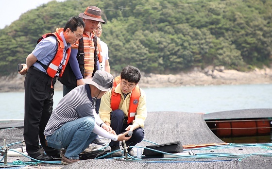 NSP통신-▲맹정호 서산시장이 25일 가두리양식장과 축산농가, 마을단위 무더위쉼터를 점검했다. (서산시)