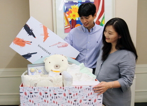 [NSP PHOTO]신세계百, 출산 앞둔 직원에게 선물 제공하는 SSG마더박스 도입