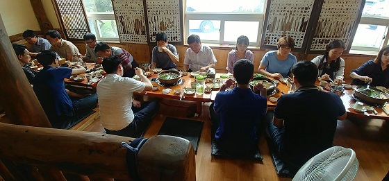 NSP통신-▲아산시 토지관리과가 지난 25일 탕정면 용두3리 마을을 방문해 중복맞이 행사에 참여했다. (아산시)