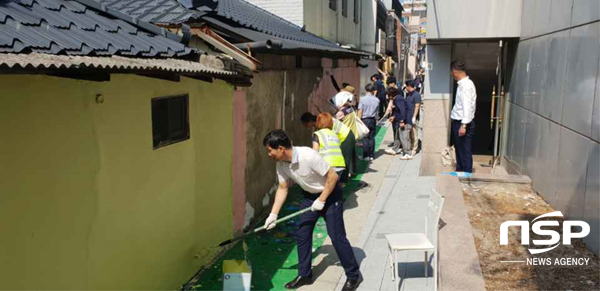 NSP통신-경주시가 26일 경주역 앞 구도심지역인 북정로 일원에서 안전하고 쾌적한 골목길 조성을 위한 민관경이 함께하는 벽화그리기 사업을 추진하고 있다. (경주시)