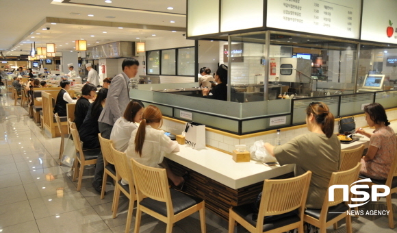 NSP통신-롯데백화점 대구점 식품관 푸드코드 매장에서 고객들이 식사를 하고 있는 모습. (롯데백화점 대구점)