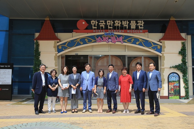 NSP통신-26일 안종철 한국만화영상진흥원장(왼쪽부터), 송혜숙, 곽내경, 양정숙, 이동현, 권유경 부천시의회 재정문화위원, 김병전 부천시의회 재정문화위원장, 남미경, 박정산, 이상윤 재정문화위원이 생생한 현장의 소리를 듣기 위해 현장 방문 기념촬영을 하고 있다. (부천시의회)