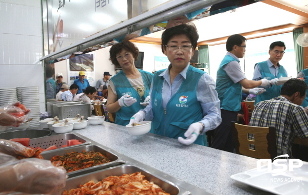 NSP통신-GS칼텍스 사랑나눔터에서 개최한 복달임 행사에서 여수시의회 환경복지위원회 백인숙 위원장(가운데)이 어르신들에게 대접할 삼계탕을 배식하고 있다. (GS칼텍스)