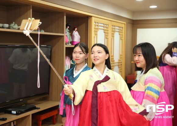 NSP통신-영진전문대학교에서 연수중인 롄윈강회해공학원(중국 장쑤성 대학교) 재학생들이 지난 18일 한복입기 체험에 나선 모습. (영진전문대)