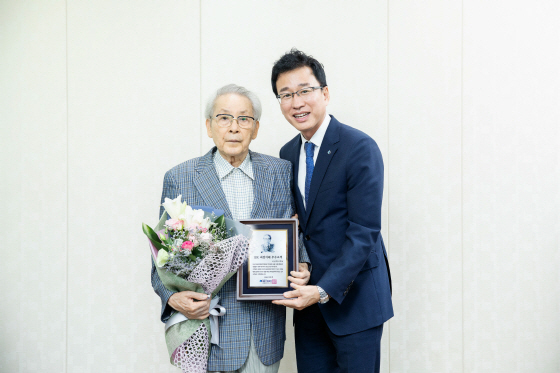 NSP통신-지난 24일 기업은행 대구지점에서 이상학 고객(왼쪽)에게 배용덕 기업은행 개인고객그룹 부행장(오른쪽)이IBK 최장거래 우수고객 감사패를 전달했다.