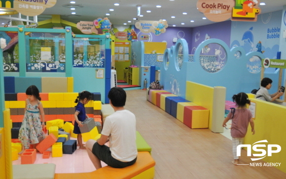 NSP통신-롯데백화점 대구점 9층 플레이타임 키즈 카페에서 자녀들과 함께 놀아주는 고객 모습. (롯데백화점 대구점)