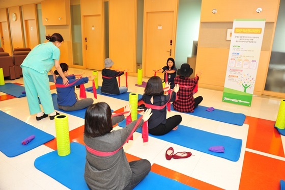 NSP통신-국립암센터 김현주 물리치료사가 암생존자들을 대상으로 피로 재활운동 프로그램을 실시하고 있다. (국립암센터)