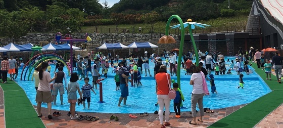 NSP통신-▲공주시가 3일부터 공주산림휴양마을 내 사계절썰매장 및 물놀이장을 본격 운영한다. (공주시)