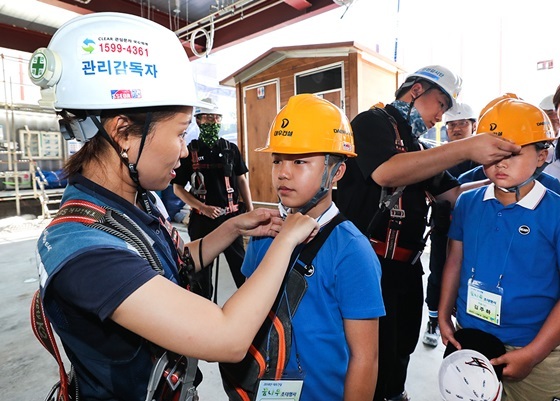 NSP통신-대우건설 세운6-3오피스현장을 방문한 임직원 자녀들이 안전모를 착용하고 있다. (대우건설)