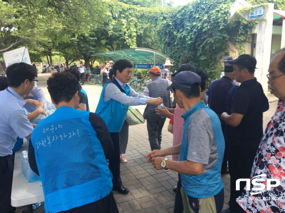 NSP통신-지난 1일 이태훈 달서구청장이 두류공원에서 물을 나눠주고 있다. (대구시 달서구)