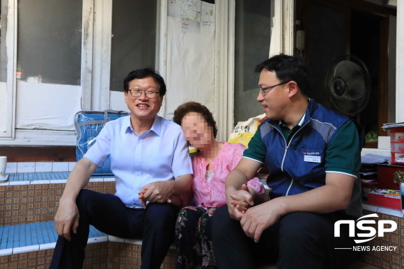 -수성구에서 폭염에 지친 어르신을 방문해 쿨매트와 함께 문안 인사를 하고 기념촬영을 하고 있다. (왼쪽부터 김대권 수성구청장, 오른쪽 채문수 전국공무원노동조합 수성구 지부장). (