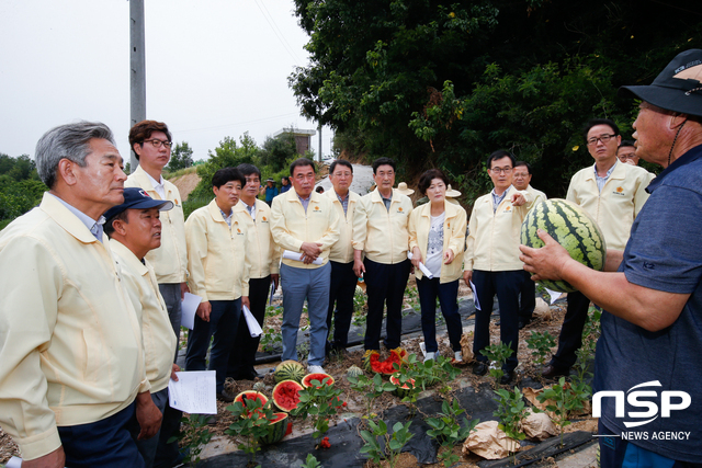 NSP통신-경북도의회 농수산위원회는 영주 문수면 승문리 수박피해현장을 찾았다. (경북도의회)