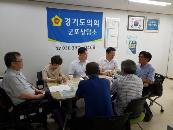 NSP통신-6일 경기도의회 군포상담소에서 정희시 도의원이 경기도장애인정보화협회 운영위원단의 애로사항을 청취하고 있다. (경기도의회)