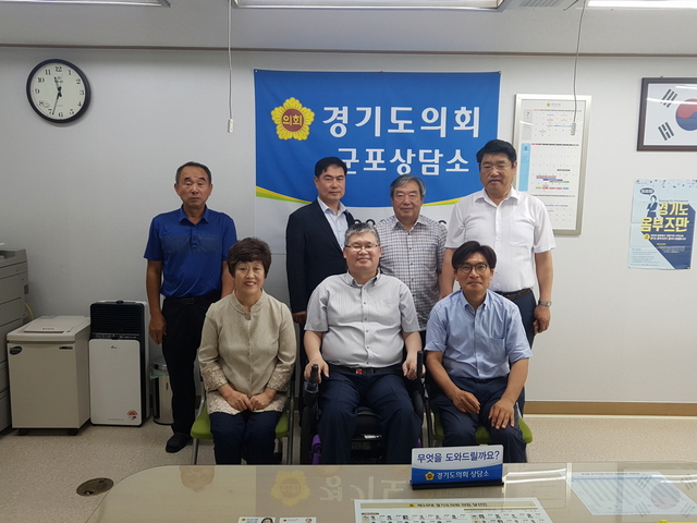 NSP통신-6일 경기도의회 군포상담소에서 정희시 도의원이 경기도장애인정보화협회 운영위원단의 애로사항 청취 후 기념촬영을 하고 있다. (경기도의회)