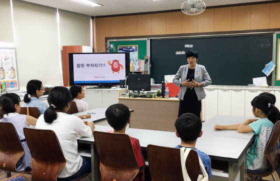NSP통신-경남은행은 7일 경남 함양 유림초등학교에 금융교사를 파견해 1사1교 금융교육을 진행했다.