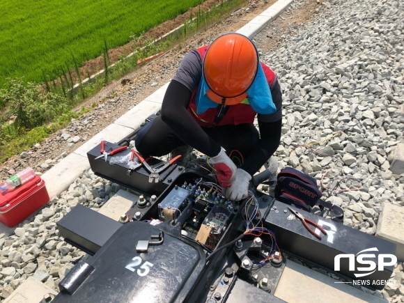 NSP통신-영진전문대학교 전기철도반 학생이 부산 좌천역에서 선로 전기 실습에 참여한 모습. (영진전문대학교)