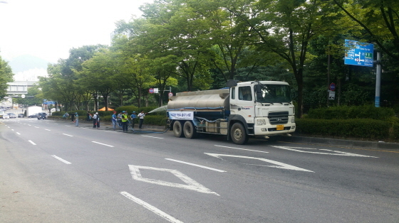 NSP통신-8일 시민체육광장 일원에서 군포시 관계자들이 관내 도로변 가로수와 녹지대에 살수차를 동원한 물주기 사업을 전개하고 있다. (군포시)