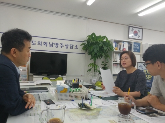 NSP통신-8일 경기도의회 남양주상담소에서 문경희 의원이 경기도시공사 담당자들과 남양주창현 행복주택사업 추진에 대해 논의를 하고 있다. (경기도의회)