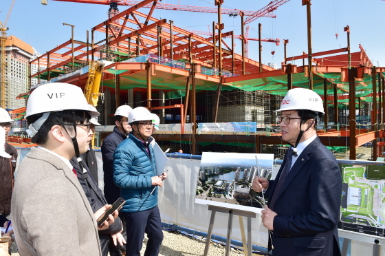 NSP통신-염태영 수원시장(오른쪽)이 지난 3월 수원컨벤션센터 건설현장을 점검하고 있다. (수원시)