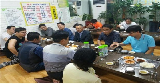 NSP통신-13일과 14일 평택시 송탄출장소는 서정리시장 및 국제중앙시장을 방문해 상인회 회장․임원진들간의 애로사항 등을 청취하며 간담회를 실시했다. (평택시 송탄출장소)