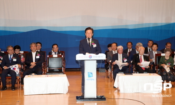 NSP통신-이재명 경기도지시가 경기도경제과학진흥원에서 열린 제73주년 광복절 경축행사에서 경축사를 하고 있다. (민경호 기자)