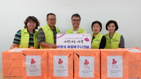 NSP통신-16일 의왕시 청계동 지역사회보장협의체 관계자들이 사랑의 과일바구니 전달 전 기념촬영을 하고 있다. (의왕시)