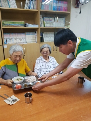 NSP통신-용인노인복지센터에서 한국도로공사 죽전휴게소 임영민 소장이 노인들에게 삼계탕 대접을 하고 있다.