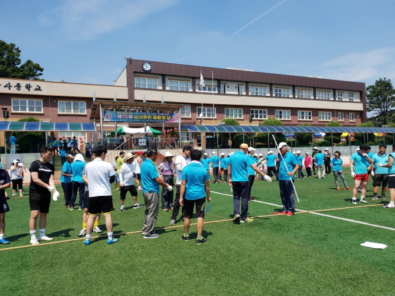 NSP통신-15일 남사중학교 운동장에서 남사면민 화합의 날 체육대회가 진행되고 있다. (용인시)