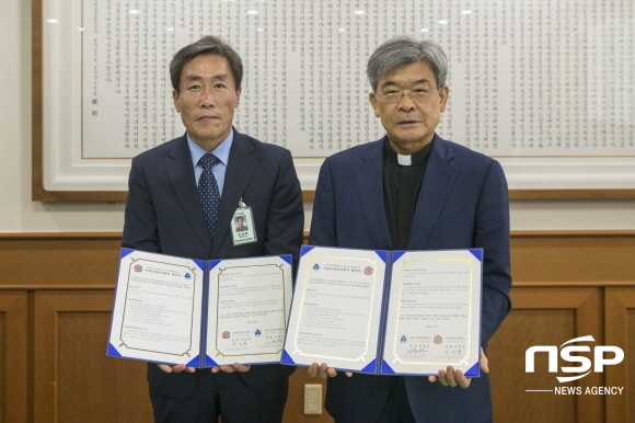 NSP통신-김정우 대구가톨릭대 총장(오른쪽)과 김성홍 하양여고 교장이 미래인재 양성 협력을 위한 업무협약을 체결하고 협약서를 보이고 있다. (대구가톨릭대)