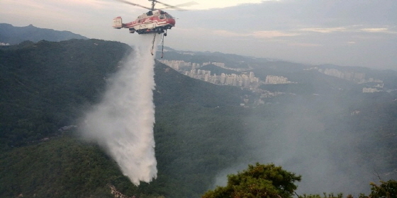 NSP통신-산불로 인한 화재를 헬기가 진압하고 있는 모습. (안양시)