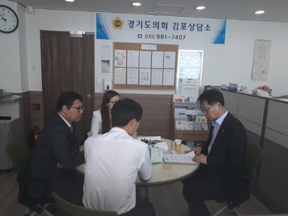 NSP통신-경기도의회 김포상담소에서 채신덕 도의원을 비롯한 관계자들이 간담회를 진행하고 있다. (경기도의회)