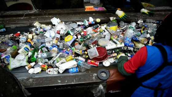 NSP통신-자원순환센터에서 재활용쓰레기를 분류하는 모습. (수원시)