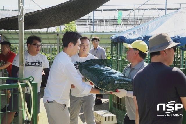 NSP통신-21일 이웅종 연암대학교 교수와 반려동물 업체들이 경남 진주시에 위치한 유기견보호소에 사료와 반려용품을 전달하고 있다. (김종식 기자)