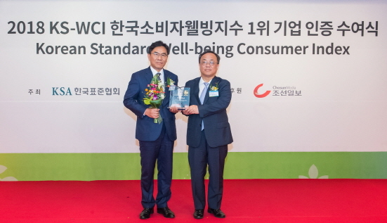 NSP통신-일동후디스 심원용 상무(좌)가 2018 한국소비자웰빙지수를 수상한 후 기념사진을 촬영하고 있다 (일동후디스 제공)