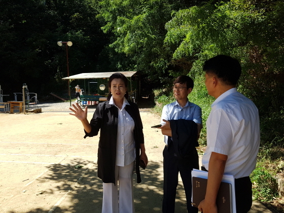 NSP통신-정윤경 경기도의원(왼쪽)이 관계자들과 당동 체육공원에서 현장답사를 하고 있다. (경기도의회)